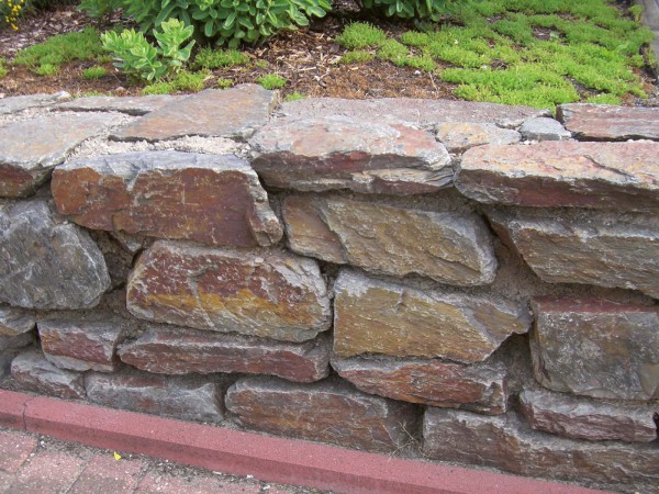 Trockenmauer Stapelbrocken rot-braun-bunt